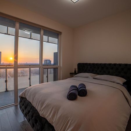 Luxury Condo W/Mesmerizing Sunset Views & Free Parking โตรอนโต ภายนอก รูปภาพ