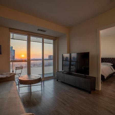 Luxury Condo W/Mesmerizing Sunset Views & Free Parking โตรอนโต ภายนอก รูปภาพ
