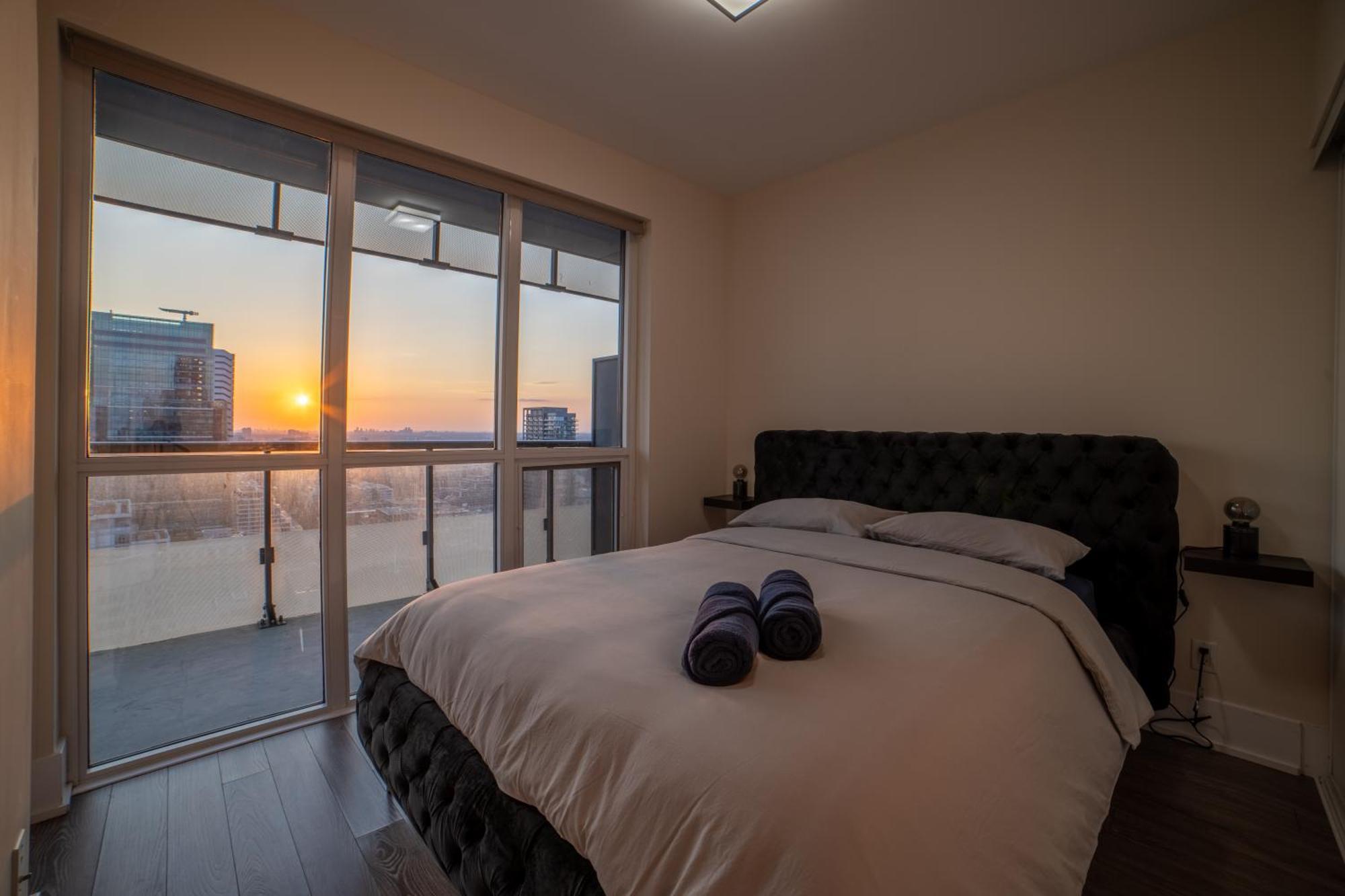 Luxury Condo W/Mesmerizing Sunset Views & Free Parking โตรอนโต ภายนอก รูปภาพ