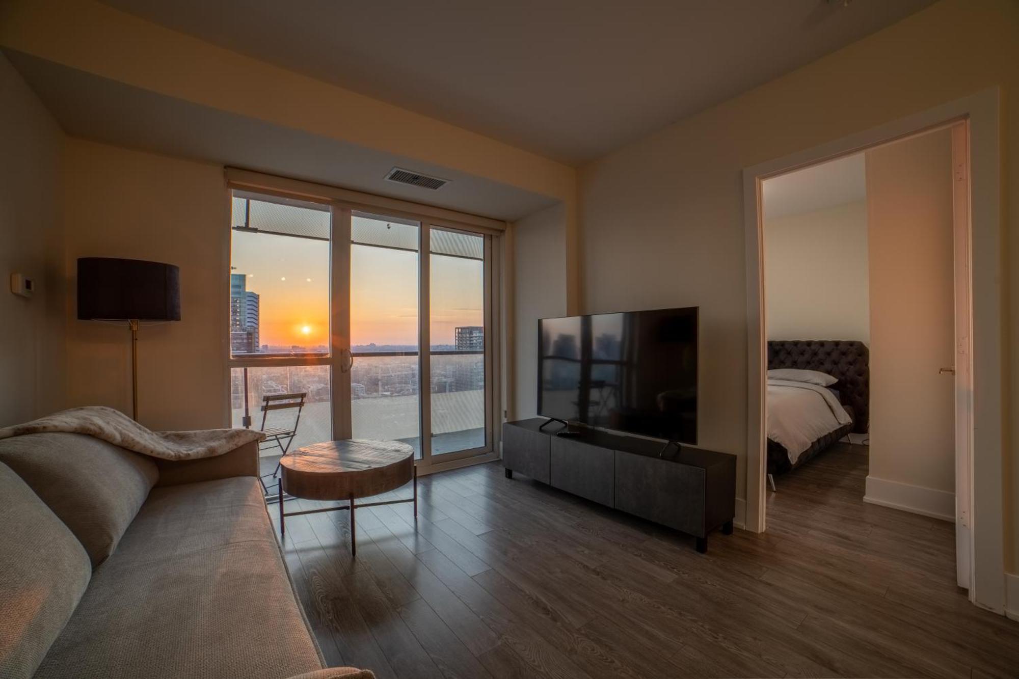 Luxury Condo W/Mesmerizing Sunset Views & Free Parking โตรอนโต ภายนอก รูปภาพ